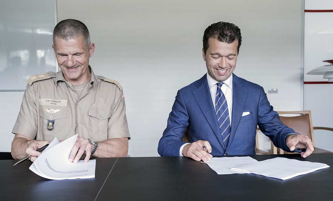 Chef for Forsvarsministeriets Ejendomsstyrelse, Anders Mærkedahl Pedersen, og Swecos adm. direktør, Dariush Rezai, giver hånd på aftalen.