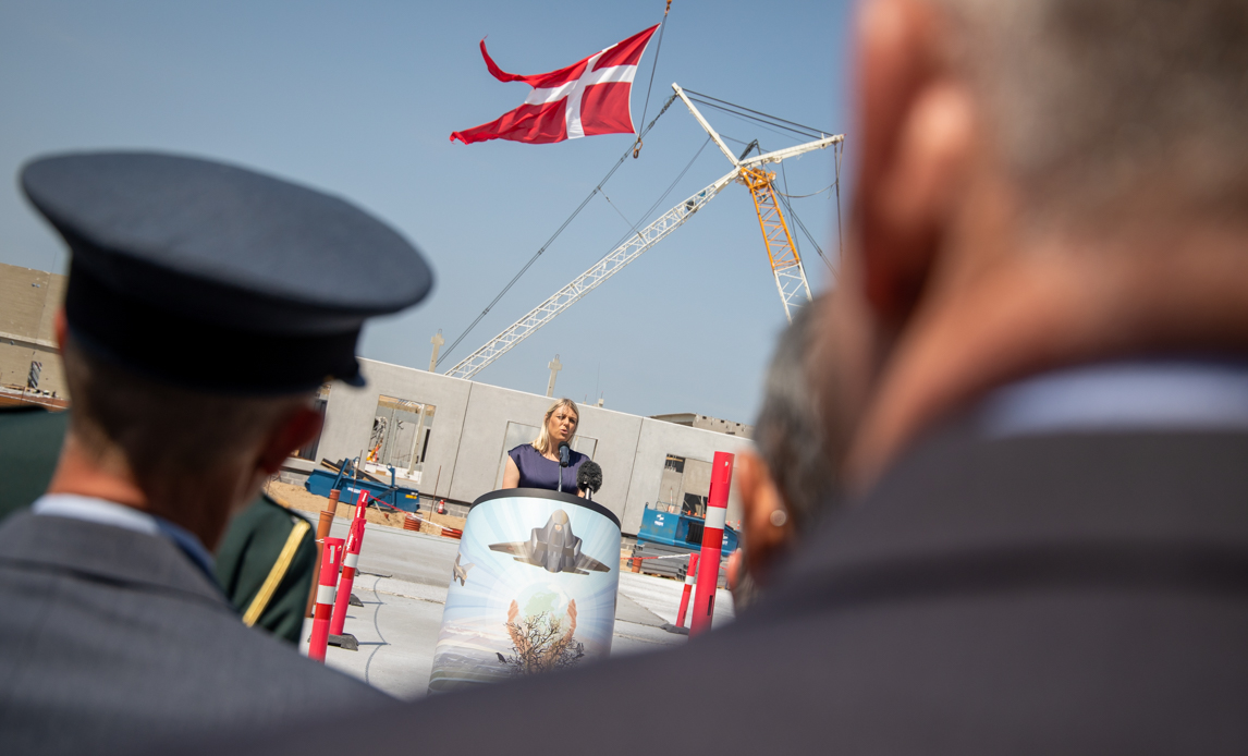 Forsvarsminister Trine Bramsen taler ved grundstensnedlæggelsen i Skrydstrup.